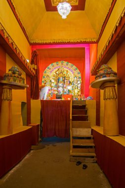 KOLKATA, INDIA - 18 Ekim 2015: Renkli ışıkta çekilen Durga Puja pandalının gece görüntüsü, Kolkata, Batı Bengal, Hindistan. Durga Puja, Hinduizm 'in en büyük dini festivali..