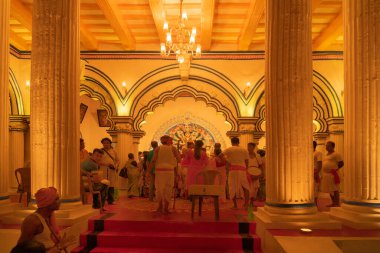 KOLKATA, INDIA - SEPTEMBER 28, 2017: Eski Bengali ev tasarımları ve dekorasyonlarıyla süslenmiş Durga Puja pandalının gece görüntüsü.