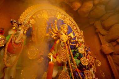 Kolkata, Hindistan - 16 Ekim 2018: Tanrıça Durga putu, Durga Puja festivali ayini. - Renkli ışığın altında gece çekilmiş. Hinduizm Festivali.