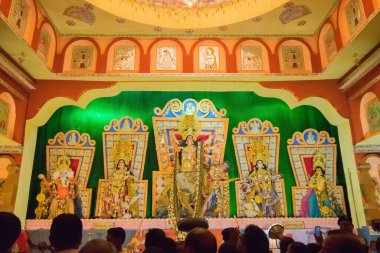 KOLKATA, INDIA - SEPTEMBER 29, 2017: Durga Puja pandalında Tanrıça Durga idolü, renkli ışıkta, Kolkata, Batı Bengal, Hindistan 'da çekildi. Durga Puja, Hinduizm 'in en büyük dini festivali..