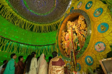 KOLKATA, INDIA - 2 Ekim 2014: Durga Puja Pandalı içinde eğlenen insanlar (dekore edilmiş geçici tapınak). Hinduizm ve yerel Bengali topluluğunun en büyük dini festivali, belgesel.