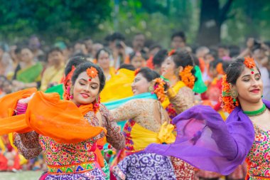 Kolkata, Hindistan - 1 Mart 2018: Bahar festivali makyajlı güzel Bengalli kızlar, Holi ya da Bahar Festivali 'nde neşeli ifadeler, Bengalce ya da Hintçe Holi dili ile Holi -.