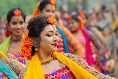 Kolkata, Hindistan - 1 Mart 2018: Bahar festivali makyajlı güzel Bengalli kızlar, Holi ya da Bahar Festivali 'nde neşeli ifadeler, Bengalce ya da Hintçe Holi dili ile Holi -.