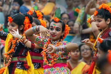 KOLKATA, INDIA - 1 Mart 2018: Sari (geleneksel Hint elbisesi) giymiş kız dansçılar ve Palash çiçekleri (Butea monosperma) makyaj, Dol (Bengalce) veya Holi (Hintçe) festivalinde dans.