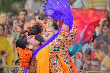 KOLKATA, INDIA - 12 Mart 2017: Genç kız dansçılar, Hindistan 'a gelişi kutlayan Holi / Bahar Festivali' nde Dol (Bengalce) ya da Holi (Hintçe) olarak da bilinir. Popüler Hint festivali.