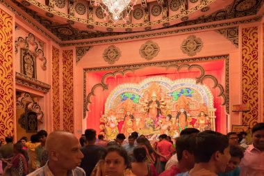 KOLKATA, INDIA - 26 SEPTEMBER 2017: Renkli ışıkta çekilen Durga Puja pandalının gece görüntüsü, Kolkata, Batı Bengal, Hindistan. Durga Puja, Hinduizm 'in en büyük dini festivali..