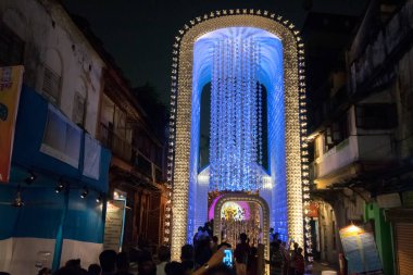 KOLKATA, INDIA - 18 Ekim 2015: Renkli ışıkta çekilen Durga Puja pandalının gece görüntüsü, Kolkata, Batı Bengal, Hindistan. Durga Puja, Hinduizm 'in en büyük dini festivali..