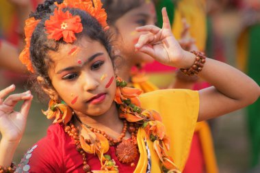 KOLKATA, INDIA - 12 Mart 2017: Sari (geleneksel Hint elbisesi) giymiş kız dansçı portresi ve Palash çiçekleri (Butea monosperma) makyaj, Dol (Bengalce) veya Holi (Hintçe) dans).