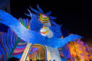 KOLKATA, INDIA - 18 Ekim 2015: Renkli ışıkta çekilen Durga Puja pandalının gece görüntüsü, Kolkata, Batı Bengal, Hindistan. Durga Puja, Hinduizm 'in en büyük dini festivali..