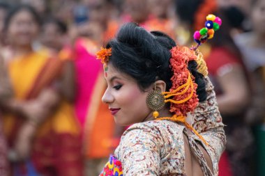 KOLKATA, INDIA - 1 Mart 2018: Bengalli kız dansçının dans pozları, sarı ve kırmızı sari giyinmiş, geleneksel Hint elbisesi, bahar festivalinde dans eden - Dol veya Holi.