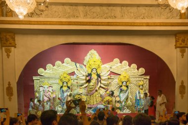 KOLKATA, INDIA - SEPTEMBER 29, 2017: Renkli ışıkta vurulan Durga Puja pandalının içindeki Tanrıça Durga idolü. Durga Puja, Hinduizm 'in en büyük dini festivali..