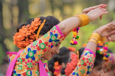 KOLKATA, INDIA - 12 Mart 2017: Sarı ve kırmızı sari giymiş genç kız dansçılar (geleneksel Hint elbisesi) Bahar festivalinde dans ediyorlar, ie, Dol (Bengalce) veya Holi (Hintçe)).