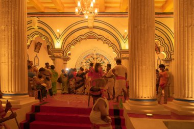 KOLKATA, INDIA - SEPTEMBER 28., 2017: Süslü Durga Puja pandalının eski Bengali ev tasarımları ve dekorasyonlarıyla, nargile ve çaydanlıkla çekilen gece görüntüsü.