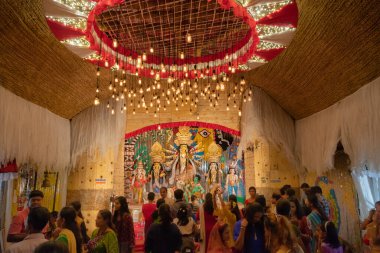 KOLKATA, INDIA - 26 SEPTEMBER 2017: Renkli ışıkta çekilen Durga Puja pandalının gece görüntüsü, Kolkata, Batı Bengal, Hindistan. Durga Puja, Hinduizm 'in en büyük dini festivali..