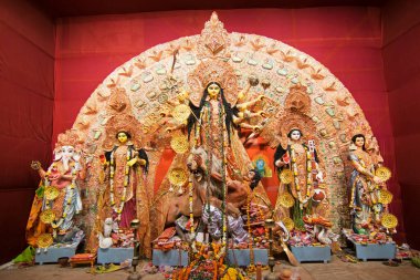Kolkata, Batı Bengal, Hindistan 'da renkli ışıkta çekilen süslü Durga Puja pandalının gece görüntüsü. Durga Puja, Hinduizm 'in en büyük dini festivali..