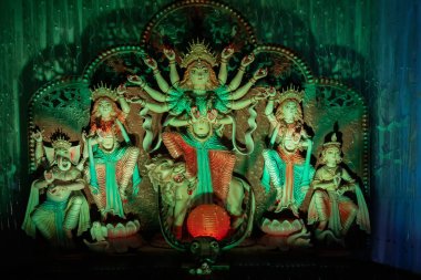 Kolkata, Batı Bengal 'de renkli ışıkta çekilen Durga Puja pandalında tanrıça Durga idolü. Durga Puja, Hinduizm 'in en büyük dini festivali ve şimdi dünya çapında kutlanıyor..