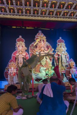 Howrah, Batı Bengal, Hindistan - 5 Ekim 2019: Hindu Bengali safohitleri, rahipler, Tanrıça Durga 'ya tapan papazlar, Kola Bou, bir muz ağacı, ritüel olarak bir tanrıçaya, Tanrı Ganesha' nın karısı.