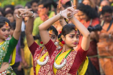 KOLKATA, INDIA - 12 Mart 2017: Bahar festivalinde sari (geleneksel Hint elbisesi) giymiş genç kız dansçılar, ie, Dol (Bengalce) veya Hindistan 'a gelişi kutlayan Holi (Hintçe).