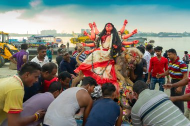 Kolkata, Batı Bengal, Hindistan - 30 Eylül 2017: Durga Puja festivalinin sonunda Tanrıça Durga 'nın İdol' ü Ganj Nehri 'ne batırılıyor. Etkinliğin adı Bengalce 'de Bisorjon.