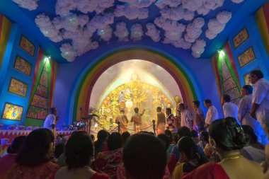 KOLKATA, INDIA - 9 Ekim 2016: Rahip Tanrıça Durga 'ya dua ediyor, Durga Puja festivali kutlaması. Hinduizm ve Kolkata 'nın Bengali cemaatinin en büyük dini festivali. Belgesel başyazısı.