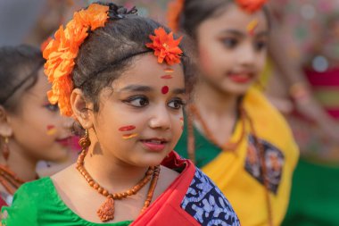 KOLKATA, INDIA - 12 Mart 2017: Sari (geleneksel Hint elbisesi) giymiş kız dansçı portresi ve Palash çiçekleri (Butea monosperma) makyaj, Dol (Bengalce) veya Holi (Hintçe) dans).