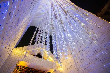 Kolkata, Batı Bengal, Hindistan 'da renkli ışıkta çekilen süslü Durga Puja pandalının gece görüntüsü. Durga Puja, Hinduizm 'in en büyük dini festivali..