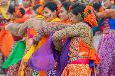 Kolkata, Hindistan - 1 Mart 2018: Bahar festivali makyajlı güzel Bengalli kızlar, Holi ya da Bahar Festivali 'nde neşeli ifadeler, Bengalce ya da Hintçe Holi dili ile Holi -.