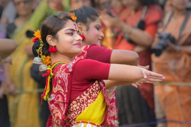 KOLKATA, INDIA - 12 Mart 2017: Bahar festivalinde sari (geleneksel Hint elbisesi) giymiş genç kız dansçılar, ie, Dol (Bengalce) veya Hindistan 'a gelişi kutlayan Holi (Hintçe).