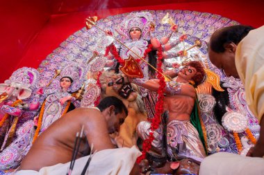 Kolkata, Hindistan - 16 Ekim 2018: Durga Puja pandalının içinde tanrıça Durga putuna tapılıyor, renkli ışıkta çekiliyor. Durga Puja, Hinduizm 'in en büyük dini festivali..