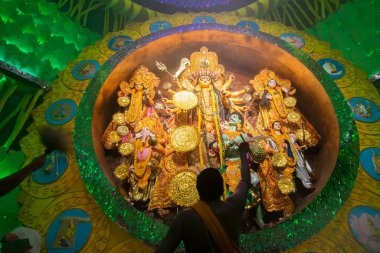 KOLKATA, INDIA - 1 Ekim 2014: Durga Puja festivali için dua eden rahip. Hinduizm ve Kolkata 'nın Bengali cemaatinin en büyük dini festivali. Belgesel başyazısı.