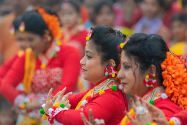Kolkata, Hindistan - 1 Mart 2018: Sari giymiş kız dansçılar, Palash çiçekli geleneksel Hint elbisesi, Butea monosperma, makyaj, Holi festivalinde dans. Hindistan 'a Bahar geliyor..
