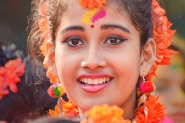 KOLKATA, INDIA - 12 Mart 2017: Sari (geleneksel Hint elbisesi) giymiş kız dansçı portresi ve Palash çiçekleri (Butea monosperma) makyaj, Dol (Bengalce) veya Holi (Hintçe) dans).