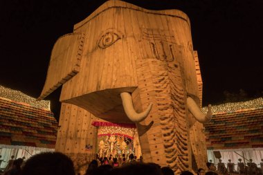 KOLKATA, INDIA - SEPTEMBER 26., 2017: Renkli ışıkta çekilen Durga Puja pandalının gece görüntüsü, Kolkata, Batı Bengal, Hindistan. Durga Puja, Hinduizm 'in en büyük dini festivali..