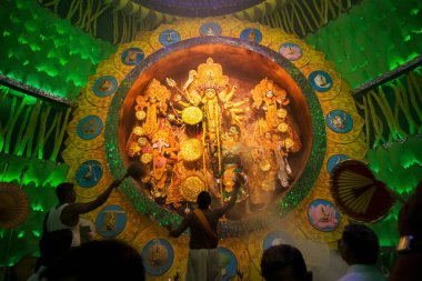 KOLKATA, INDIA - 1 Ekim 2014: Durga Puja festivali için dua eden rahip. Hinduizm ve Kolkata 'nın Bengali cemaatinin en büyük dini festivali. Belgesel başyazısı.