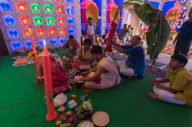Howrah, Batı Bengal, Hindistan - 5 Ekim 2019: Hindu Bengali safohitleri, rahipler, Tanrıça Durga 'ya tapan papazlar, Kola Bou, bir muz ağacı, ritüel olarak bir tanrıçaya, Tanrı Ganesha' nın karısı.