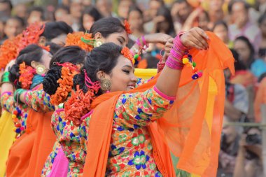 KOLKATA, INDIA - 12 Mart 2017: Genç kız dansçılar, Hindistan 'a gelişi kutlayan Holi / Bahar Festivali' nde Dol (Bengalce) ya da Holi (Hintçe) olarak da bilinir. Popüler Hint festivali.