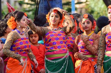 KOLKATA, INDIA - 5 Mart 2015: Genç kız dansçının Holi / Spring festivalinde Dol (Bengalce) veya Holi (Hintçe) olarak bilinen ve Hindistan 'a gelişini kutlayan neşeli ifadesi. Bengalliler arasında çok popüler bir festival..