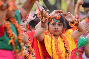 KOLKATA, INDIA - 5 Mart 2015: Hindistan 'a gelişi kutlayan Holi / Spring festivalinde (Bengalce) veya Holi (Hintçe) olarak bilinen kız çocuk dansçıları. Bengalliler arasında çok popüler bir festival..