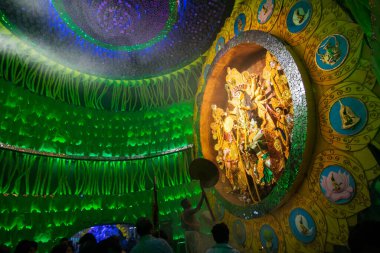 KOLKATA, INDIA - 1 Ekim 2014: Durga Puja festivali için dua eden rahip. Hinduizm ve Kolkata 'nın Bengali cemaatinin en büyük dini festivali. Belgesel başyazısı.