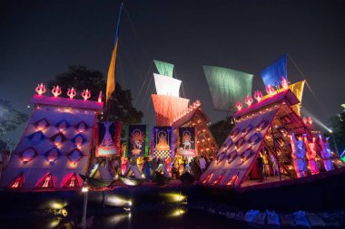 KOLKATA, INDIA - 21 Ekim 2015: Geceleyin, Howrah, West Bengal, Hindistan, Durga Puja pandalının güzel dış görünüşü. Renkli ışıkların altında çekilmiş. Durga Puja, Hinduizm 'in en büyük dini festivali..