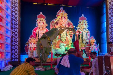Howrah, Batı Bengal, Hindistan - 5 Ekim 2019: Hindu Bengali safohitleri, rahipler, Tanrıça Durga 'ya tapan papazlar, Kola Bou, bir muz ağacı, ritüel olarak bir tanrıçaya, Tanrı Ganesha' nın karısı.