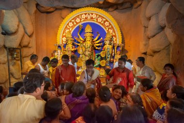 Kolkata, Hindistan - 16 Ekim 2018: Durga Puja festivali kutlaması için tanrıça Durga 'ya çiçek sunan ve dua eden dindarlar. Hinduizm 'in en büyük festivali..