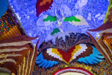 Kolkata, Batı Bengal, Hindistan 'da renkli ışıkta çekilen süslü Durga Puja pandalının gece görüntüsü. Durga Puja, Hinduizm 'in en büyük dini festivali..