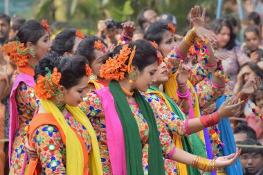 KOLKATA, INDIA - 12 Mart 2017: Genç kız dansçılar, Hindistan 'a gelişi kutlayan Holi / Bahar Festivali' nde Dol (Bengalce) ya da Holi (Hintçe) olarak da bilinir. Popüler Hint festivali.