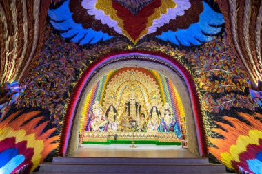 KOLKATA, INDIA - 18 Ekim 2015: Renkli ışıkta çekilen Durga Puja pandalının gece görüntüsü, Kolkata, Batı Bengal, Hindistan. Durga Puja, Hinduizm 'in en büyük dini festivali..