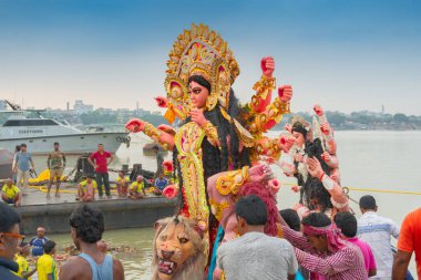 KOLKATA, Batı BENGAL, Hindistan - 30 Eylül 2017: Tanrıça Durga 'nın putu Ganj Nehri' ne batırılıyor. Hindular tarafından 