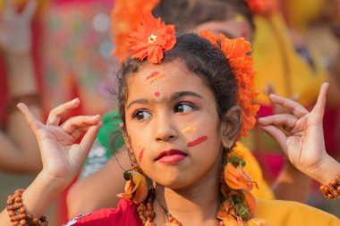 KOLKATA, INDIA - 12 Mart 2017: Sari (geleneksel Hint elbisesi) giymiş kız dansçı portresi ve Palash çiçekleri (Butea monosperma) makyaj, Dol (Bengalce) veya Holi (Hintçe) dans).