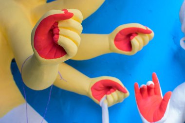 Kolkata, Kumartuli 'deki Durga Puja festivali için hazırlanan Tanrıça Durga' nın renkli elleri. Hinduizm 'in en büyük festivali.