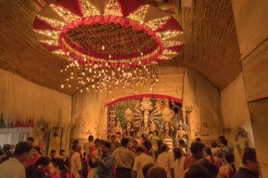 KOLKATA, INDIA - 26 SEPTEMBER 2017: Renkli ışıkta çekilen Durga Puja pandalının gece görüntüsü, Kolkata, Batı Bengal, Hindistan. Durga Puja, Hinduizm 'in en büyük dini festivali..