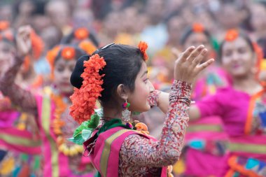 KOLKATA, INDIA - 1 Mart 2018: Açık kırmızı sari giymiş kız dansçıların dans pozları - geleneksel Bengali Hint elbisesi, bahar festivalinde dans. Hindistan 'da Dol veya Holi kutlaması.